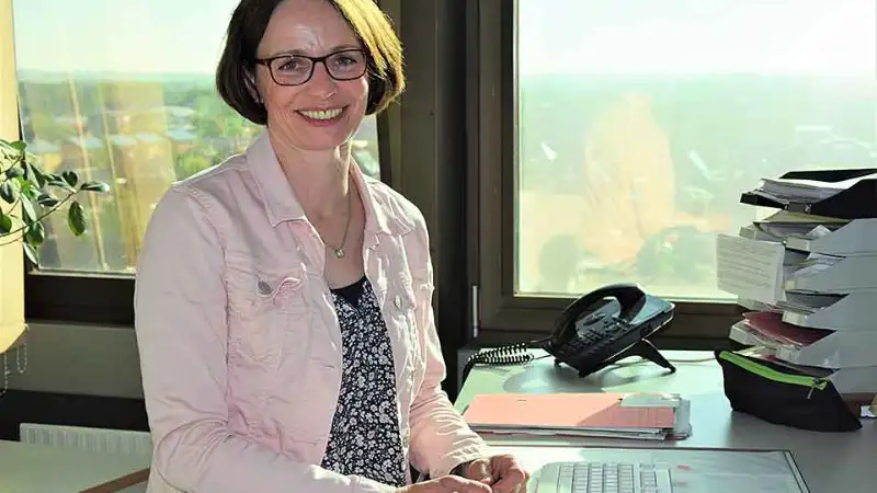 Marion Sievers aus Dithmarschen an ihrem Arbeitsplatz im oberen Stockwerk eines Hochhauses Marion Sievers aus Dithmarschen an ihrem Arbeitsplatz im oberen Stockwerk eines Hochhauses