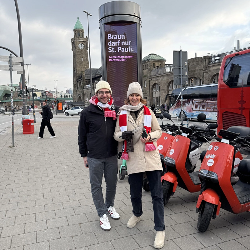 Stefan Rosengarten mit Andrea Kurz vor der Plakataktion "Braun darf nur St.Pauli" in Hamburg
