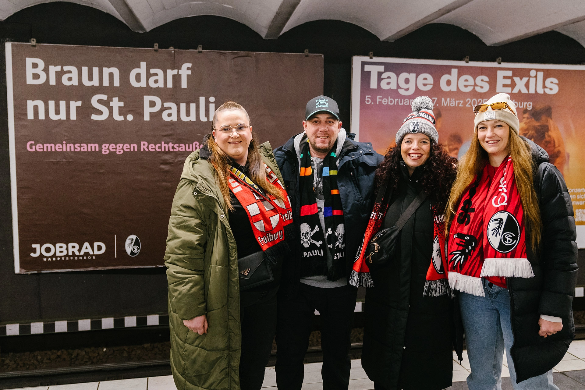 SC & St. Pauli Fans vor Plakat "Braun darf nur St. Pauli" in U-Bahn
